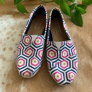 TOMs geometric slip on, sz 7 1/2